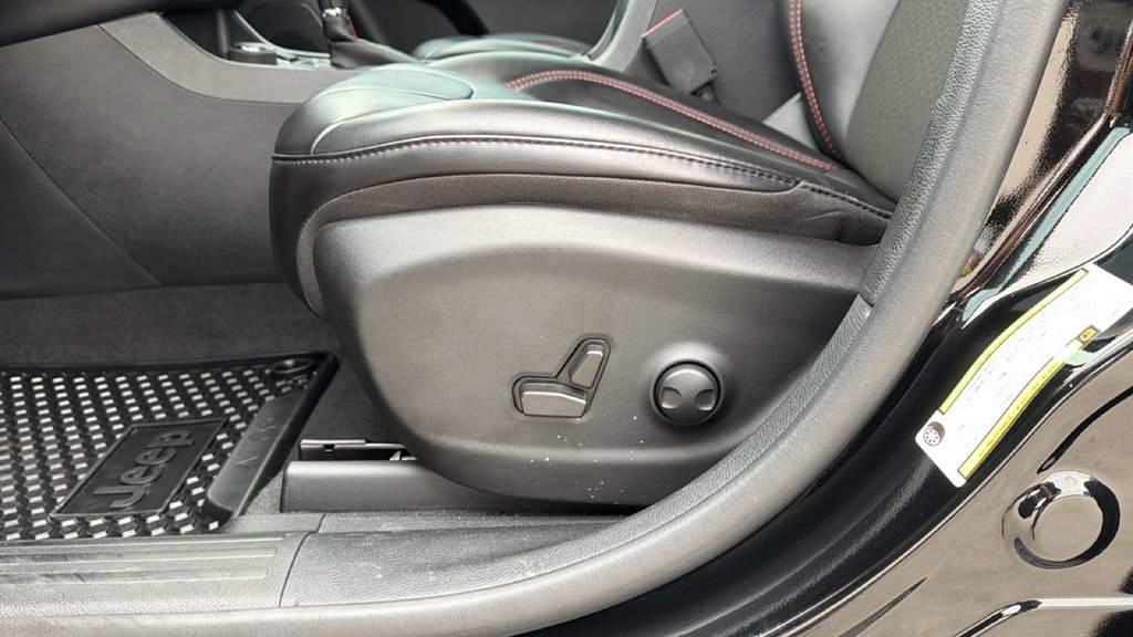 Used 2022 Jeep Cherokee Trailhawk AWD/4WD image 14