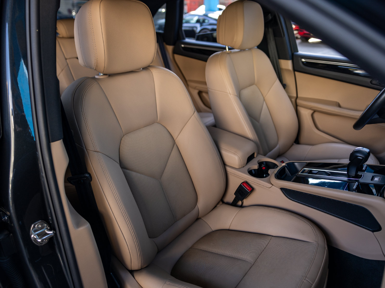 Certified 2023 Porsche Macan AWD/4WD image 33