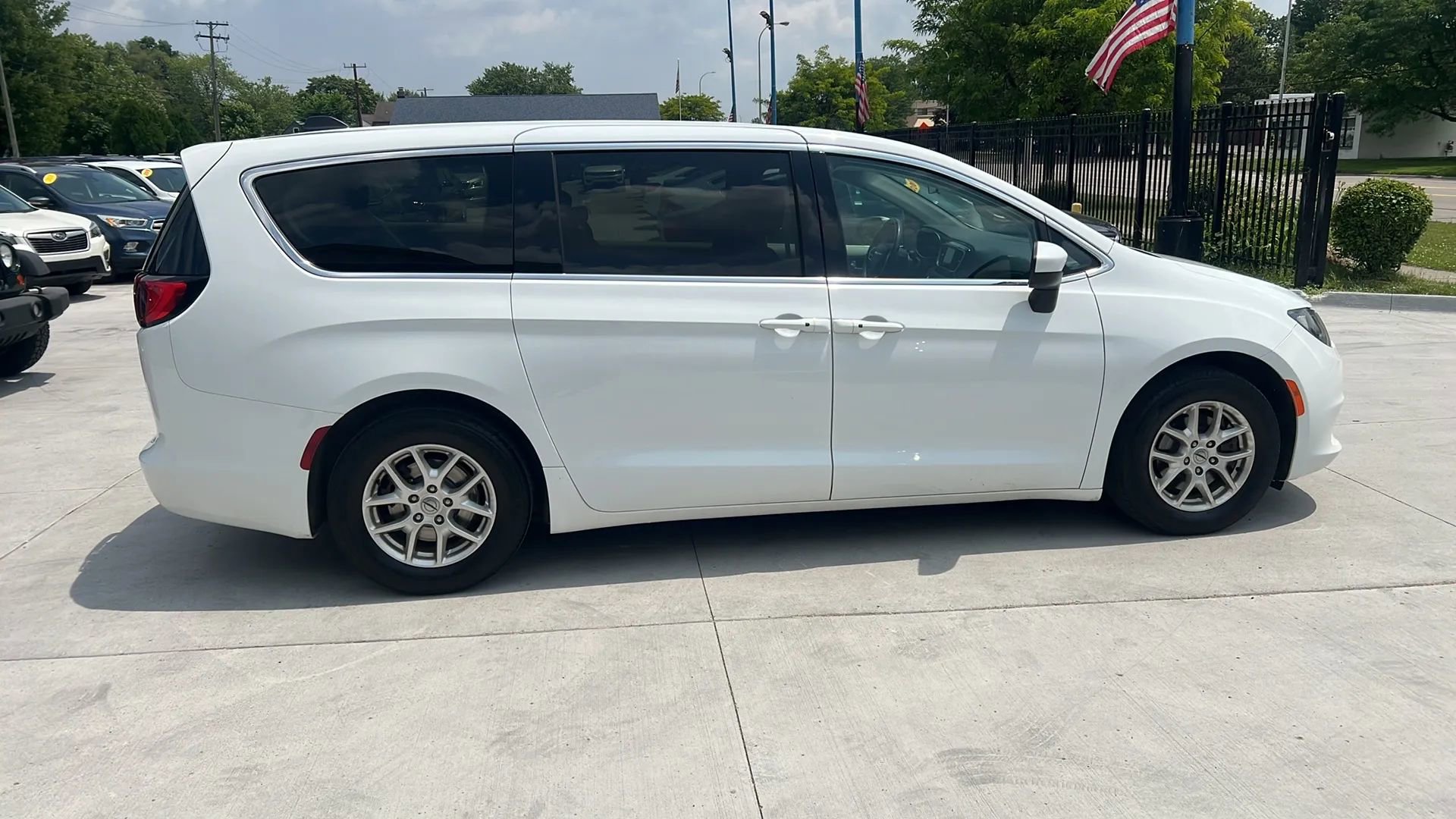 Used 2022 Chrysler Voyager LX image 4