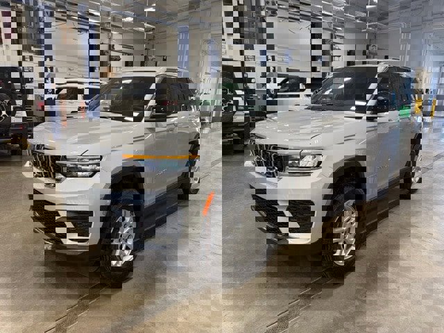 New 2025 Jeep Grand Cherokee Laredo w/ Luxury Tech Group I image 5