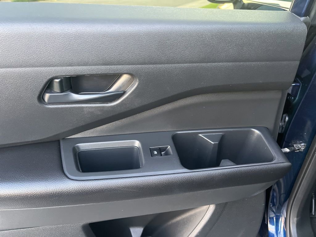 Used 2025 Nissan Pathfinder SV image 27