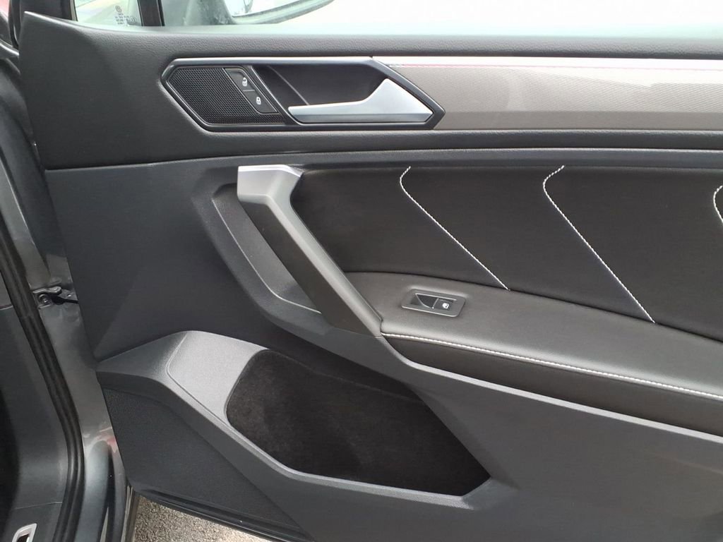 Used 2022 Volkswagen Tiguan SE R-Line image 28