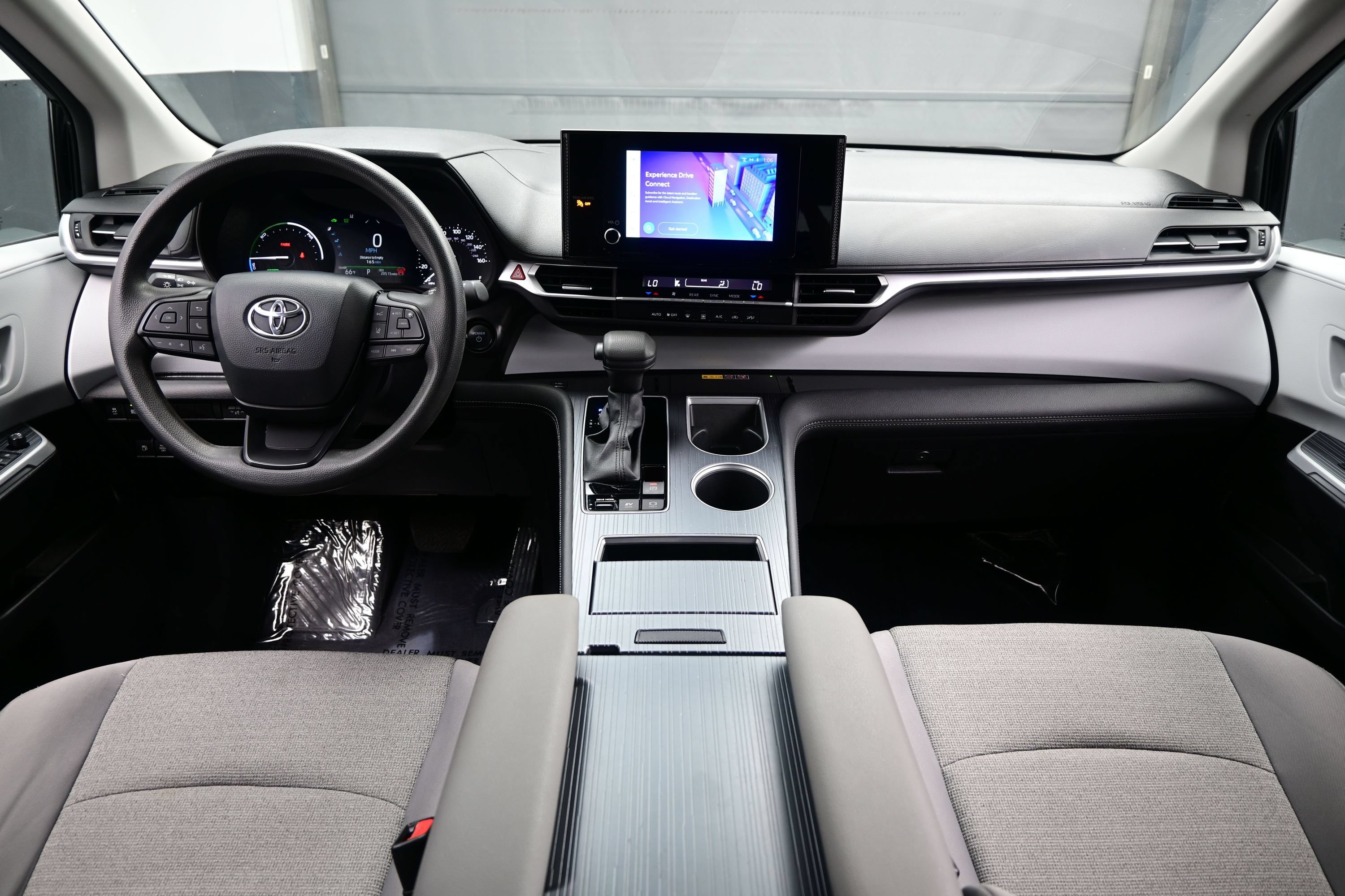 Used 2025 Toyota Sienna LE FWD image 18