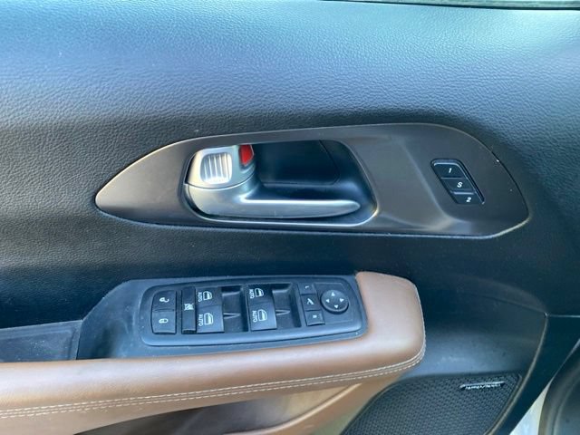 Used 2017 Chrysler Pacifica Limited FWD image 15