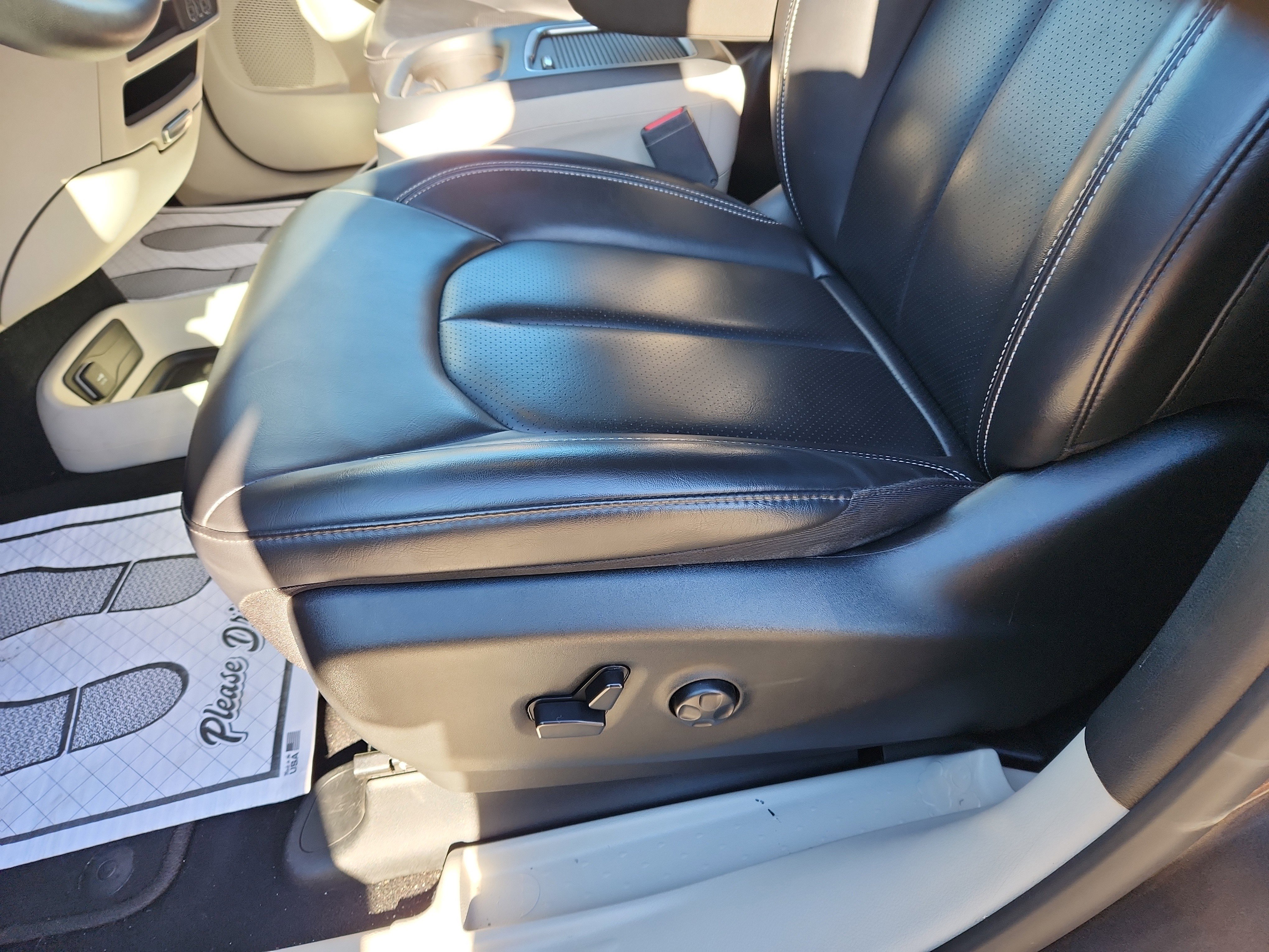 Used 2023 Chrysler Pacifica Touring-L image 15