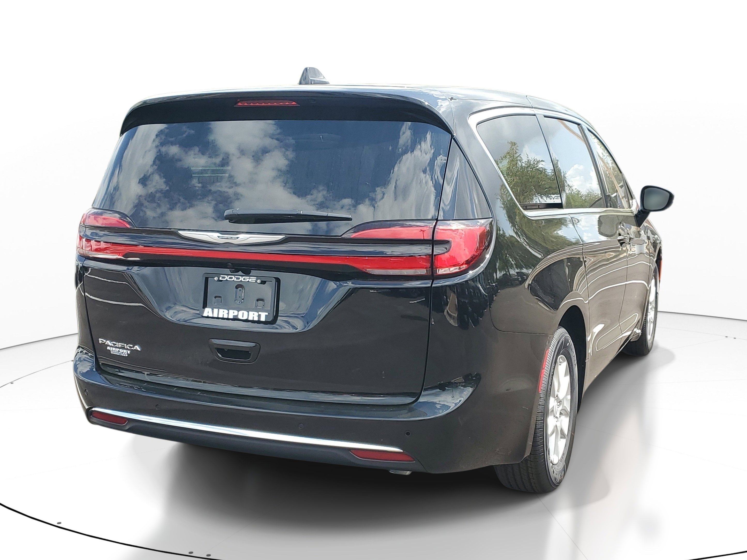 New 2026 Chrysler Pacifica Select image 4