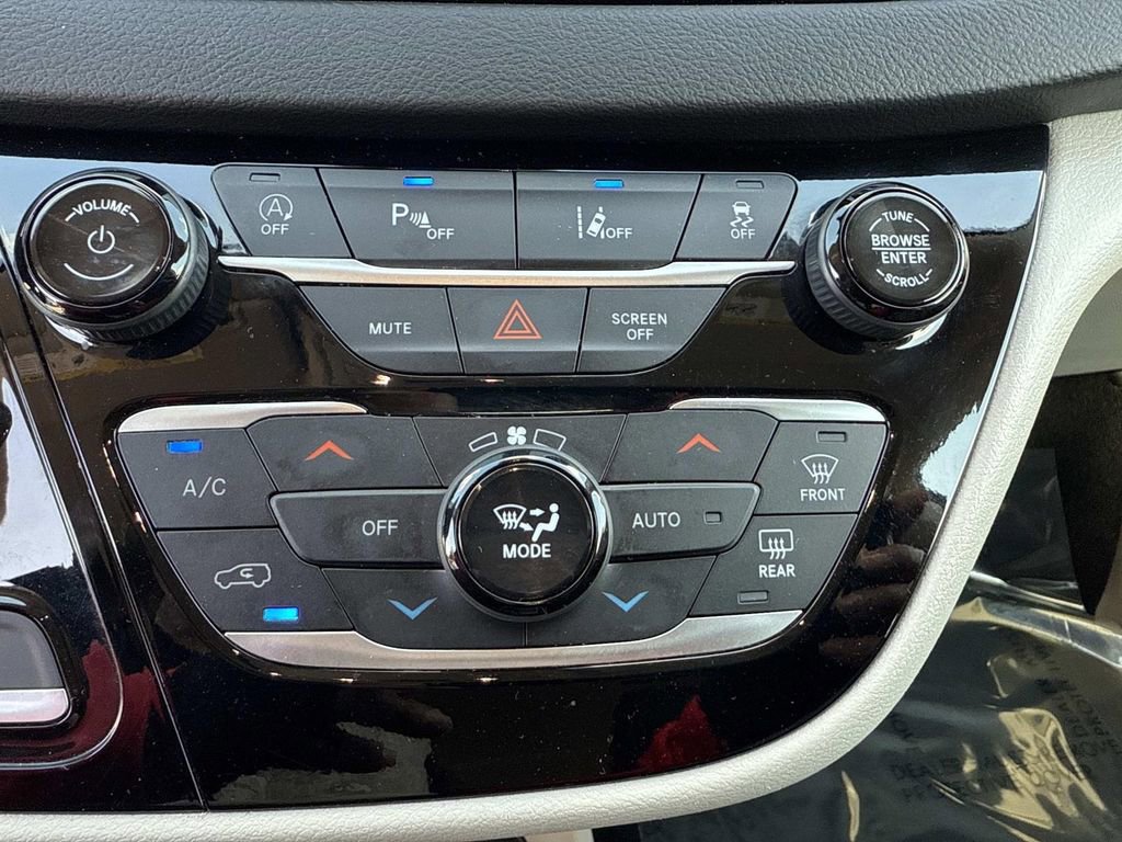 Used 2024 Chrysler Pacifica Touring-L image 31