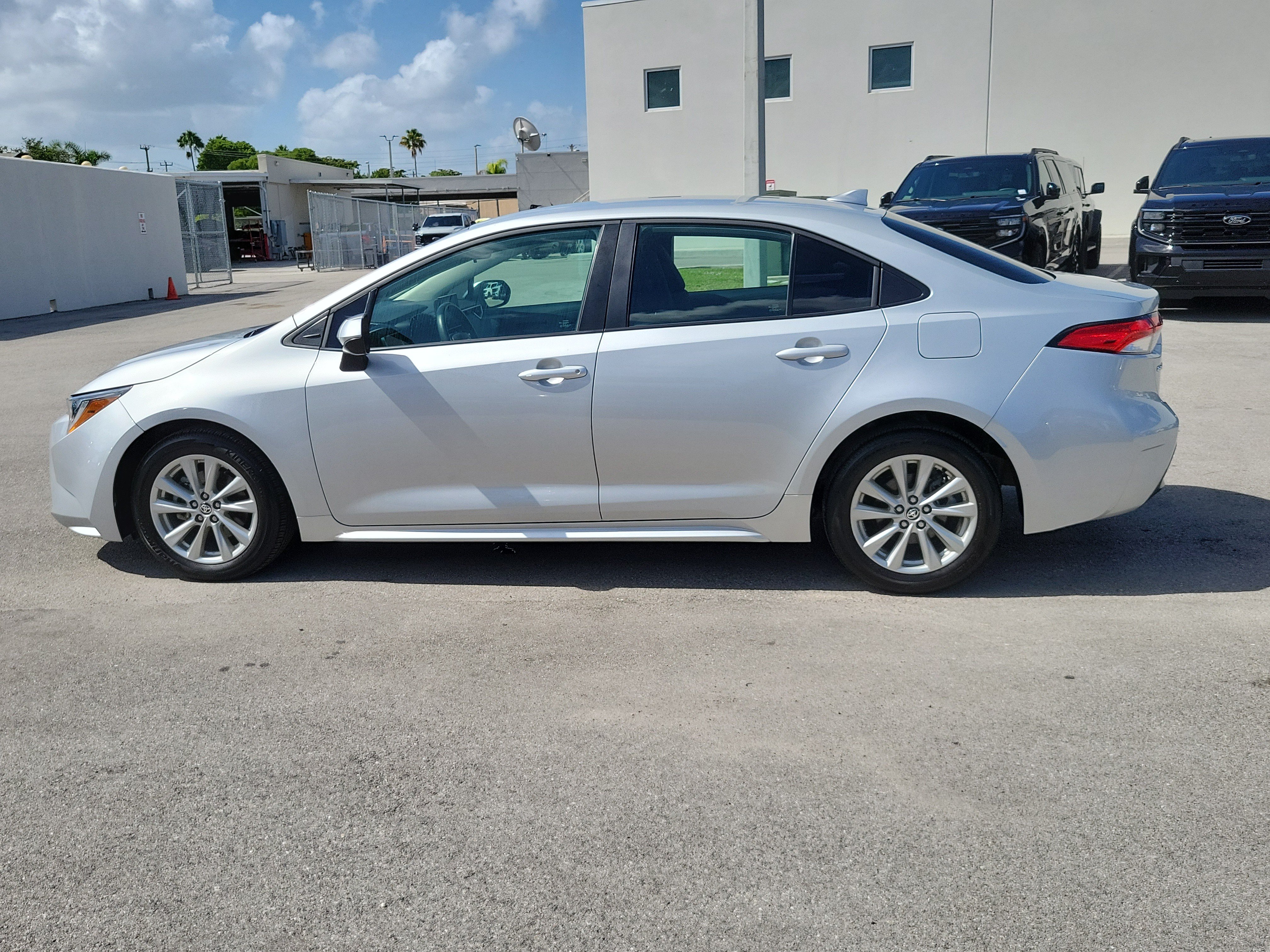 Used 2023 Toyota Corolla LE w/ LE Convenience Package FWD image 8