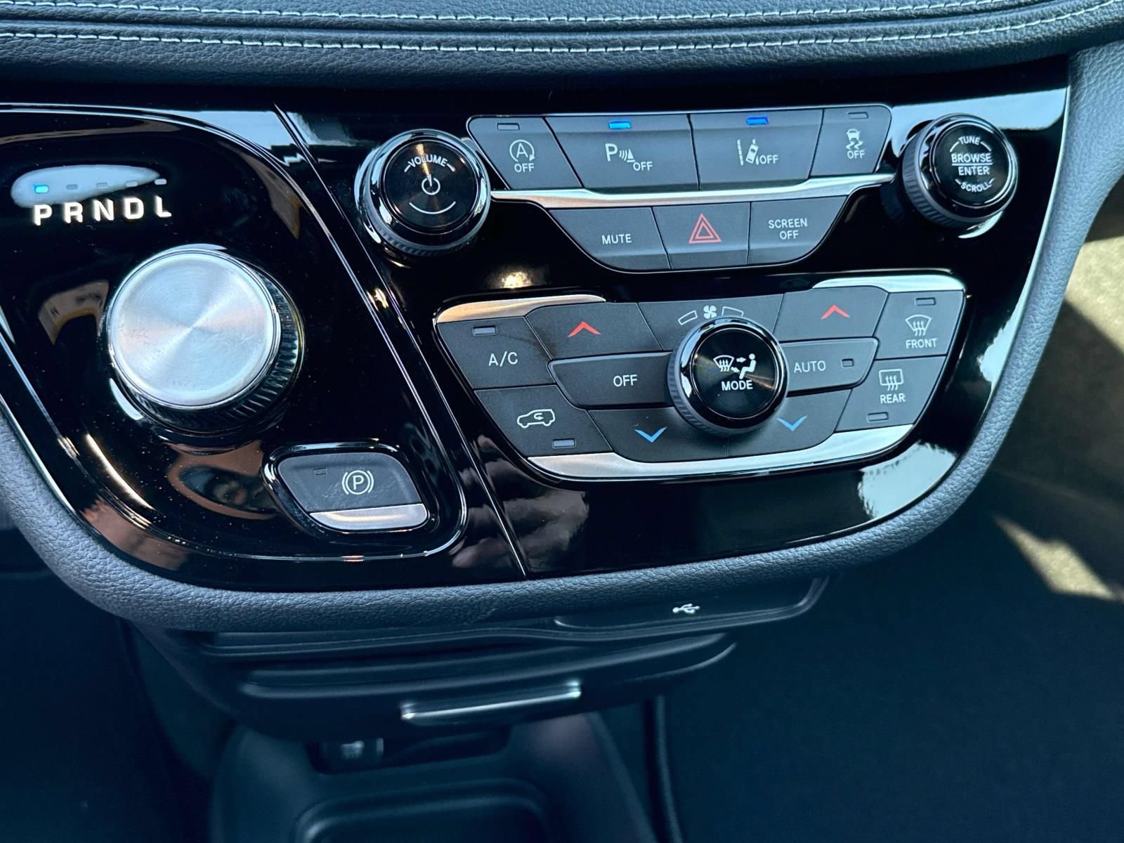 New 2026 Chrysler Pacifica Select w/ S Appearance Package FWD image 16
