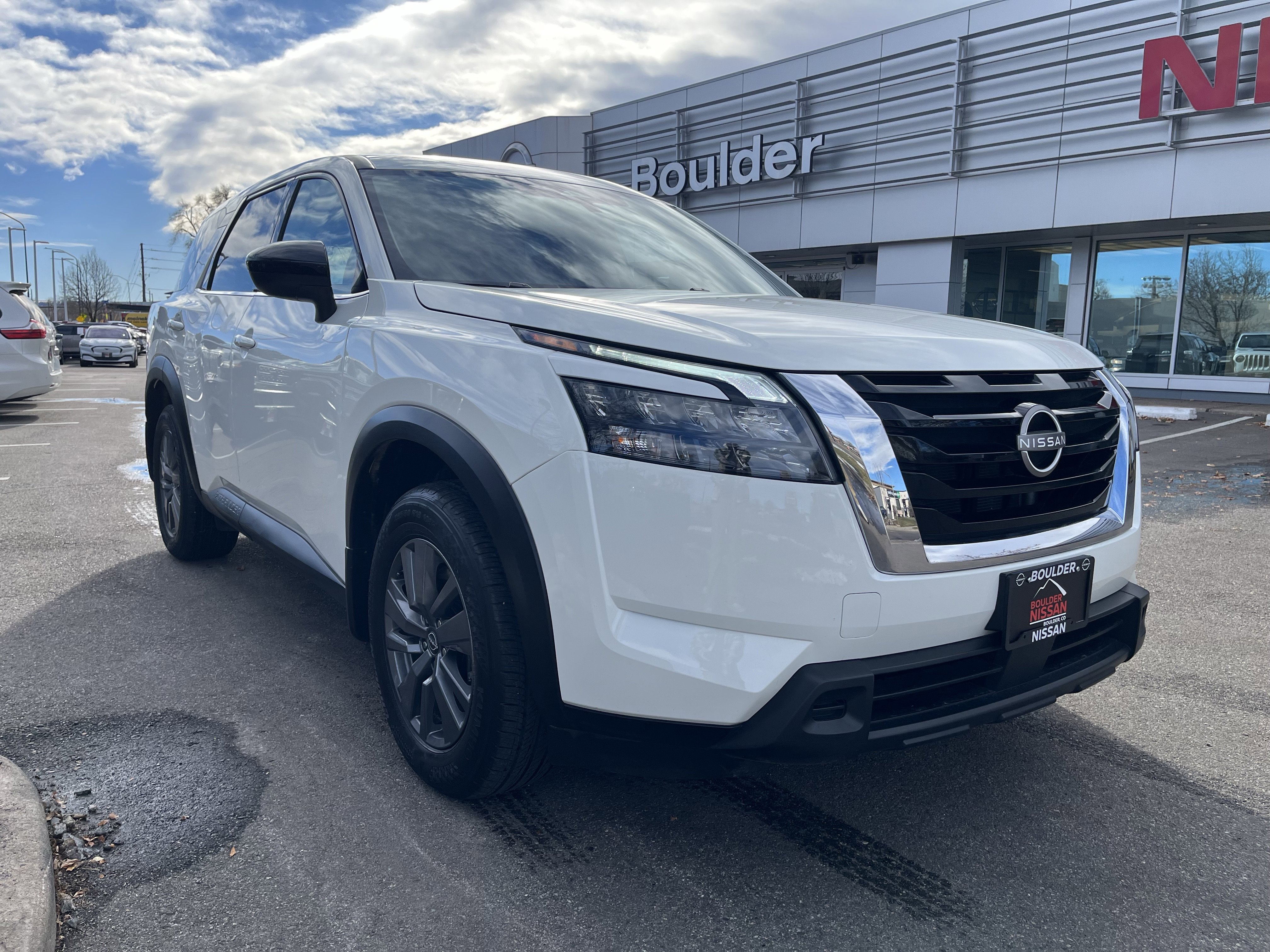 Used 2024 Nissan Pathfinder S image 2
