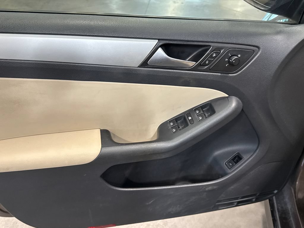Used 2012 Volkswagen Jetta TDI FWD image 8