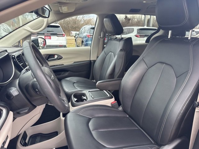 Used 2024 Chrysler Pacifica Touring-L image 11