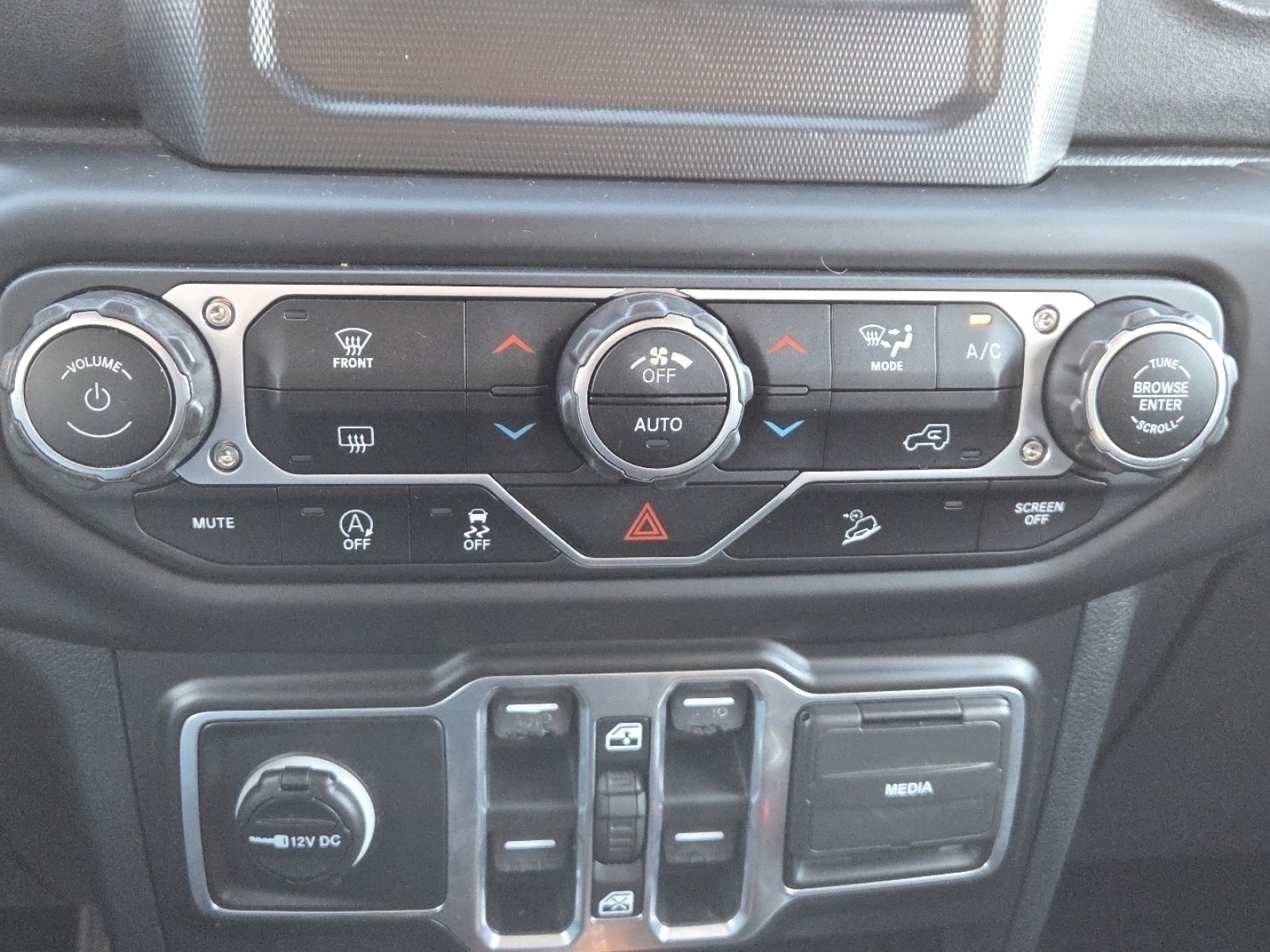 Used 2018 Jeep Wrangler Unlimited Sahara image 29