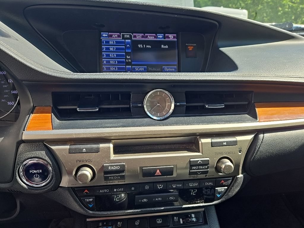 Used 2013 Lexus ES 300h w/ Luxury Pkg FWD image 12