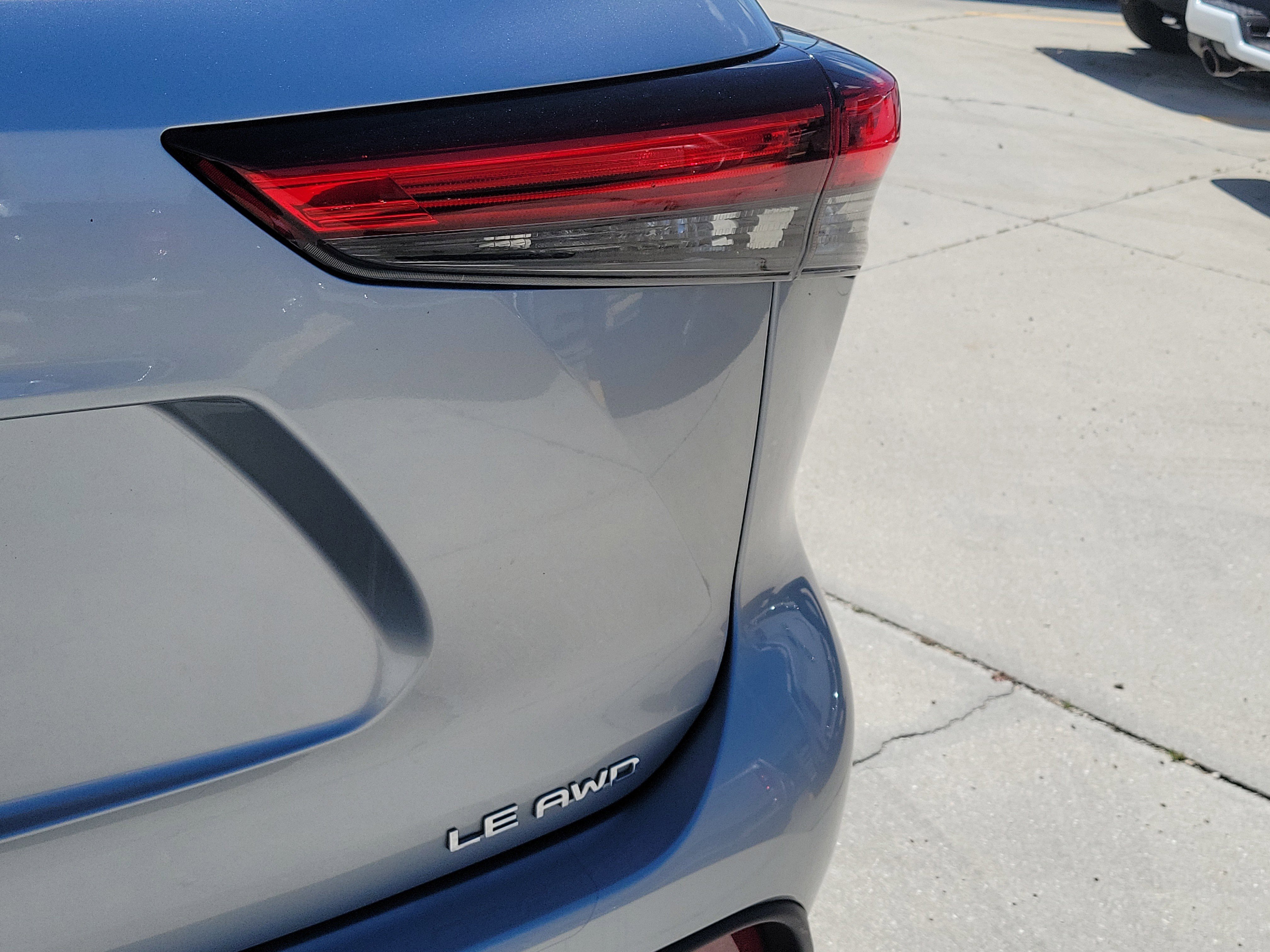 Used 2020 Toyota Highlander LE AWD/4WD image 11