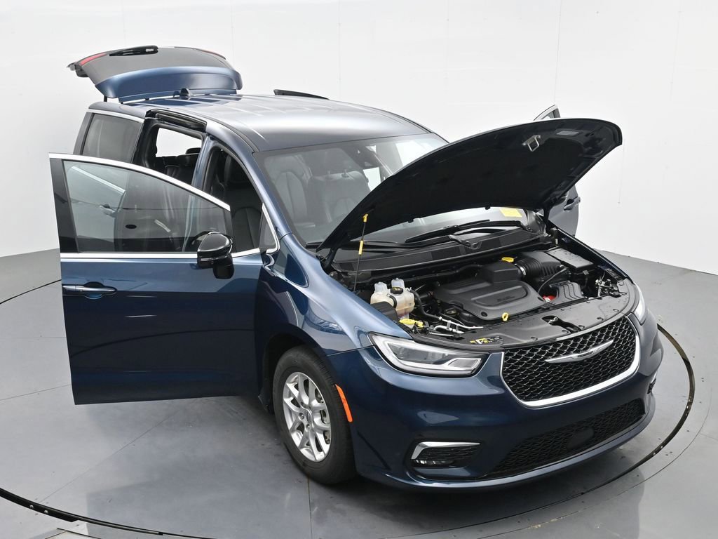 Used 2025 Chrysler Pacifica Select image 38