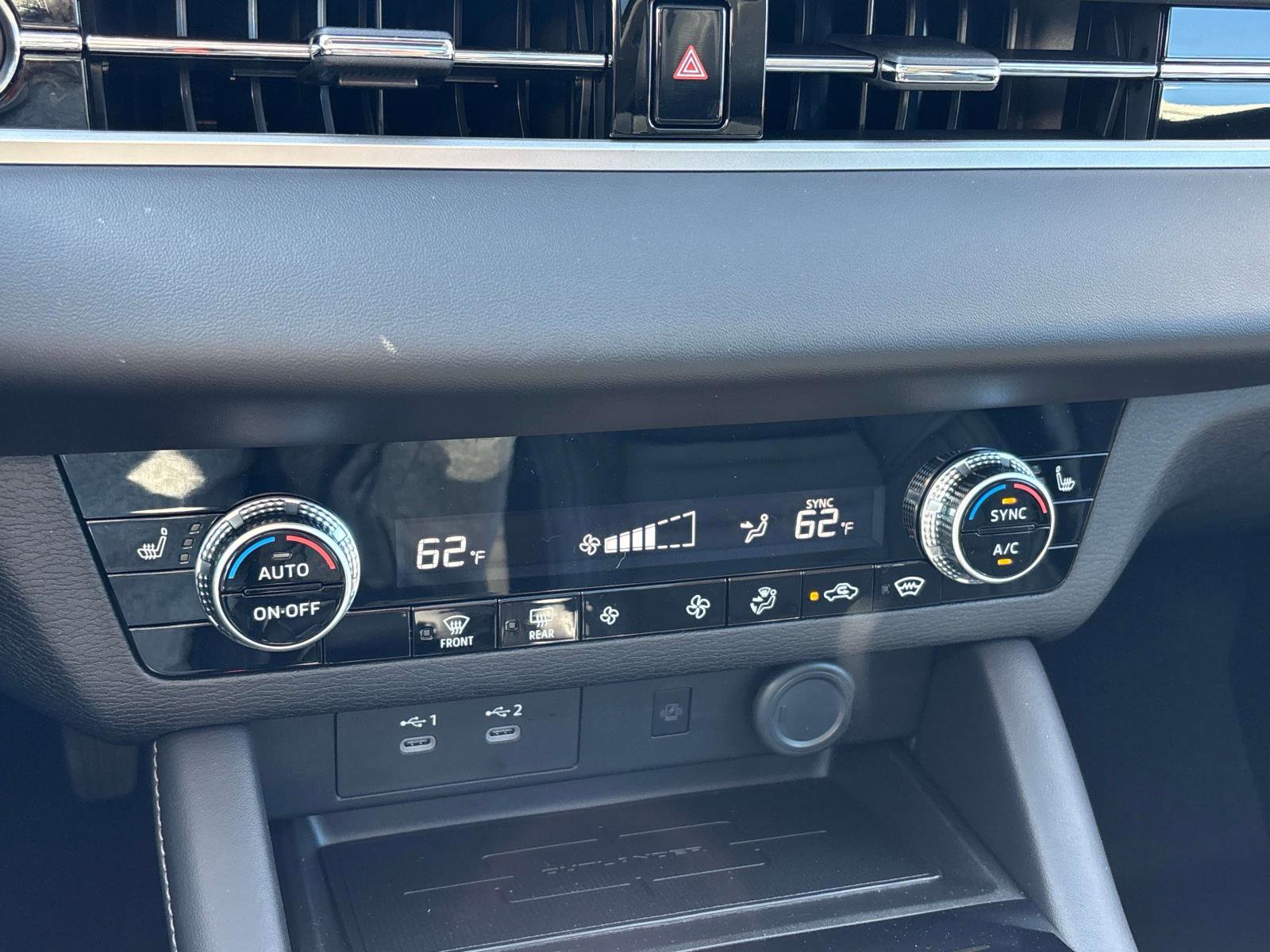 New 2025 Mitsubishi Outlander SE image 12