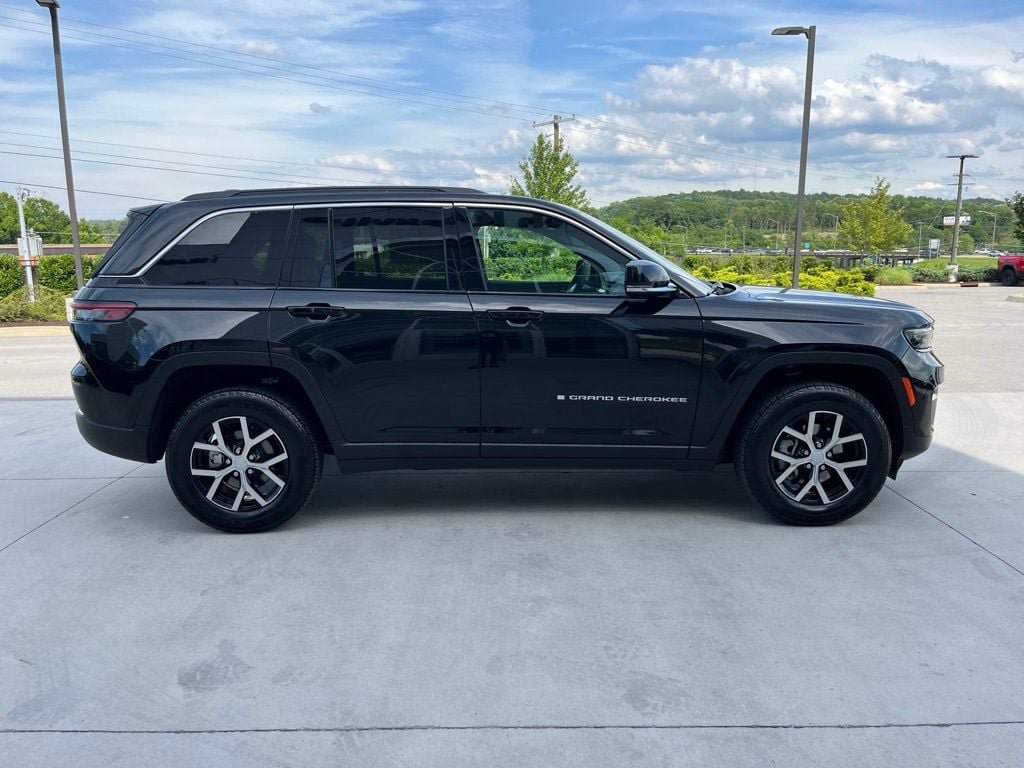 Used 2025 Jeep Grand Cherokee Limited AWD/4WD image 20