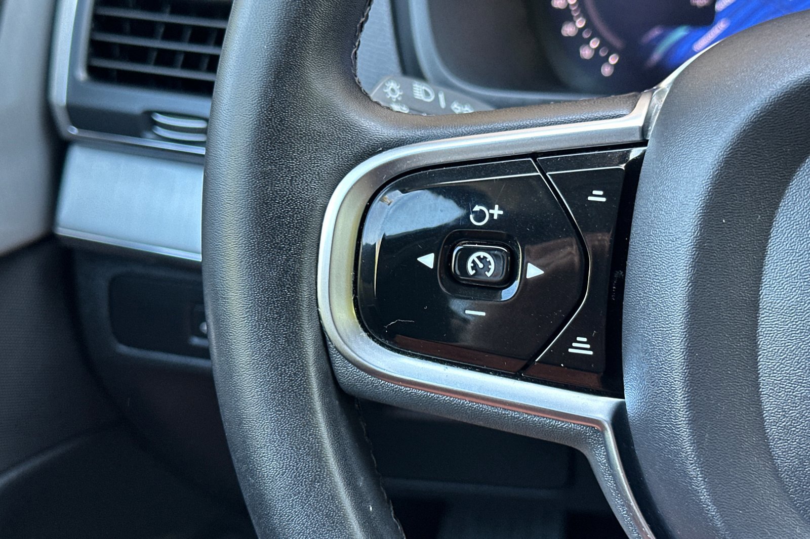 Certified 2023 Volvo XC90 B5 Core image 29