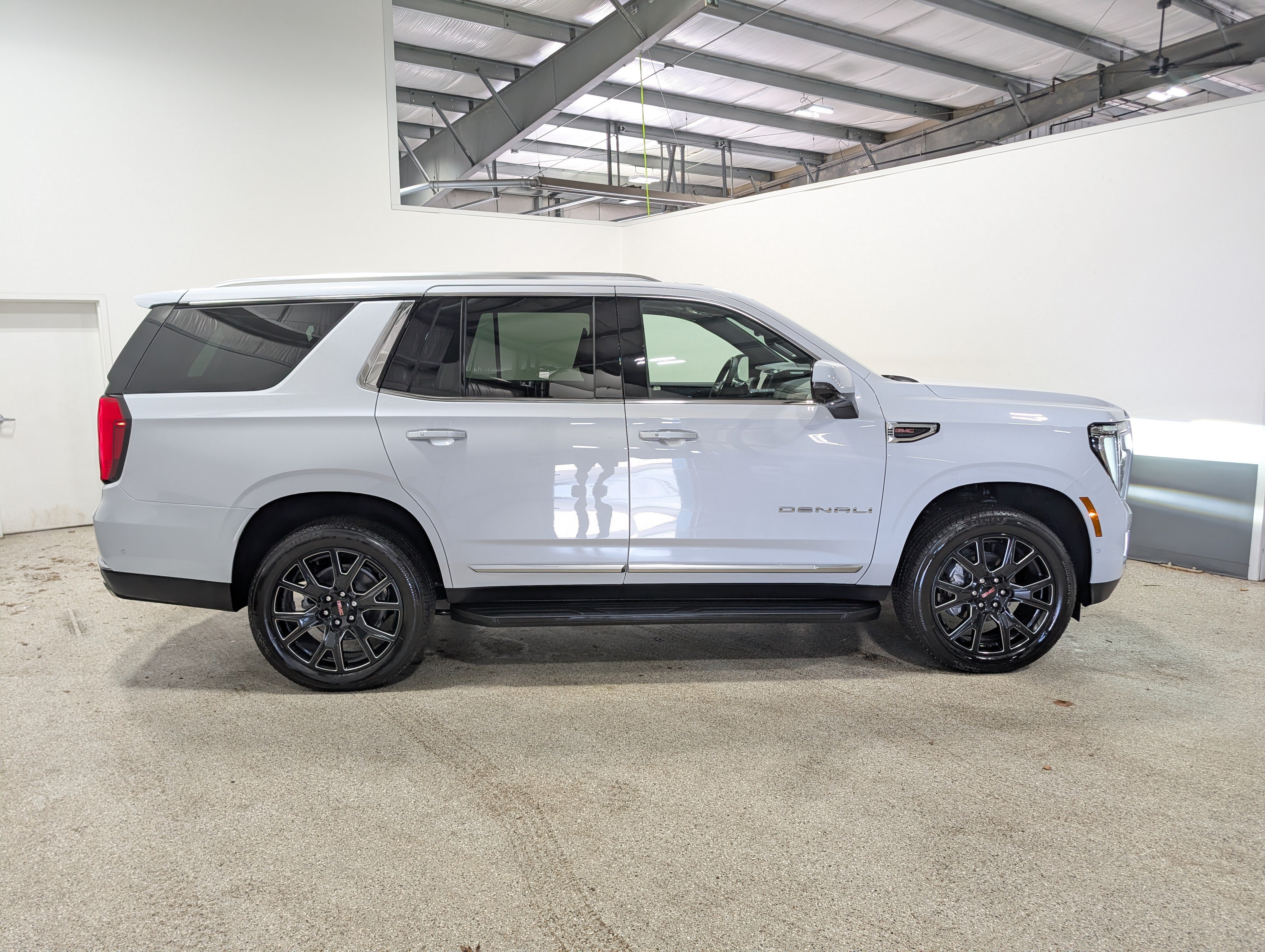 Used 2026 GMC Yukon Denali w/ Advanced Technology Package AWD/4WD image 2