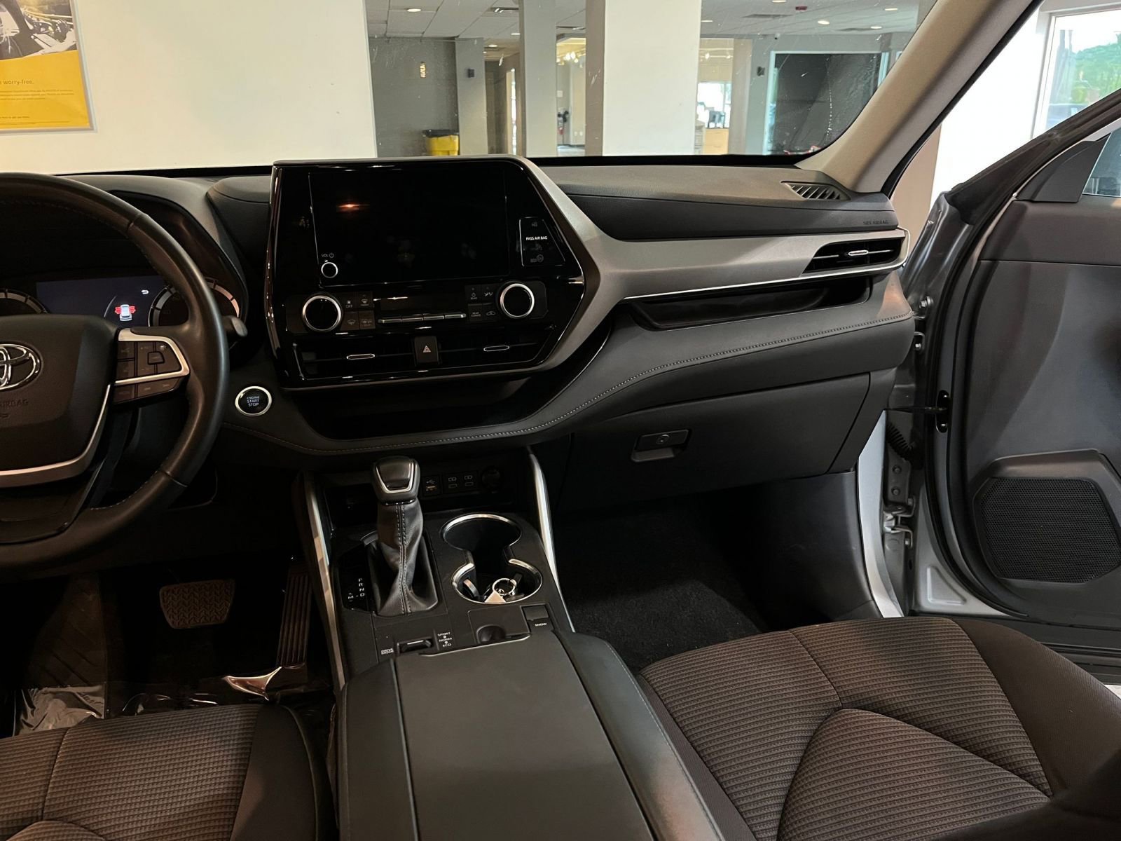 Used 2025 Toyota Highlander LE FWD image 37