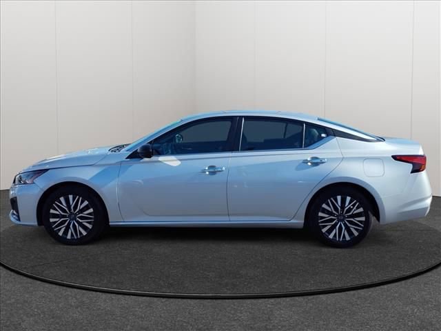 Used 2024 Nissan Altima 2.5 SV image 2