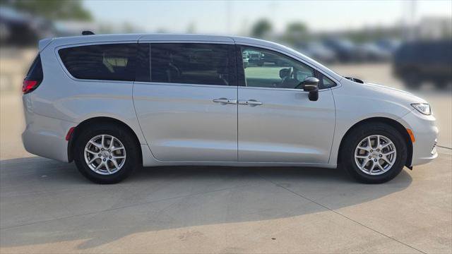 Certified 2024 Chrysler Pacifica Touring-L FWD image 7