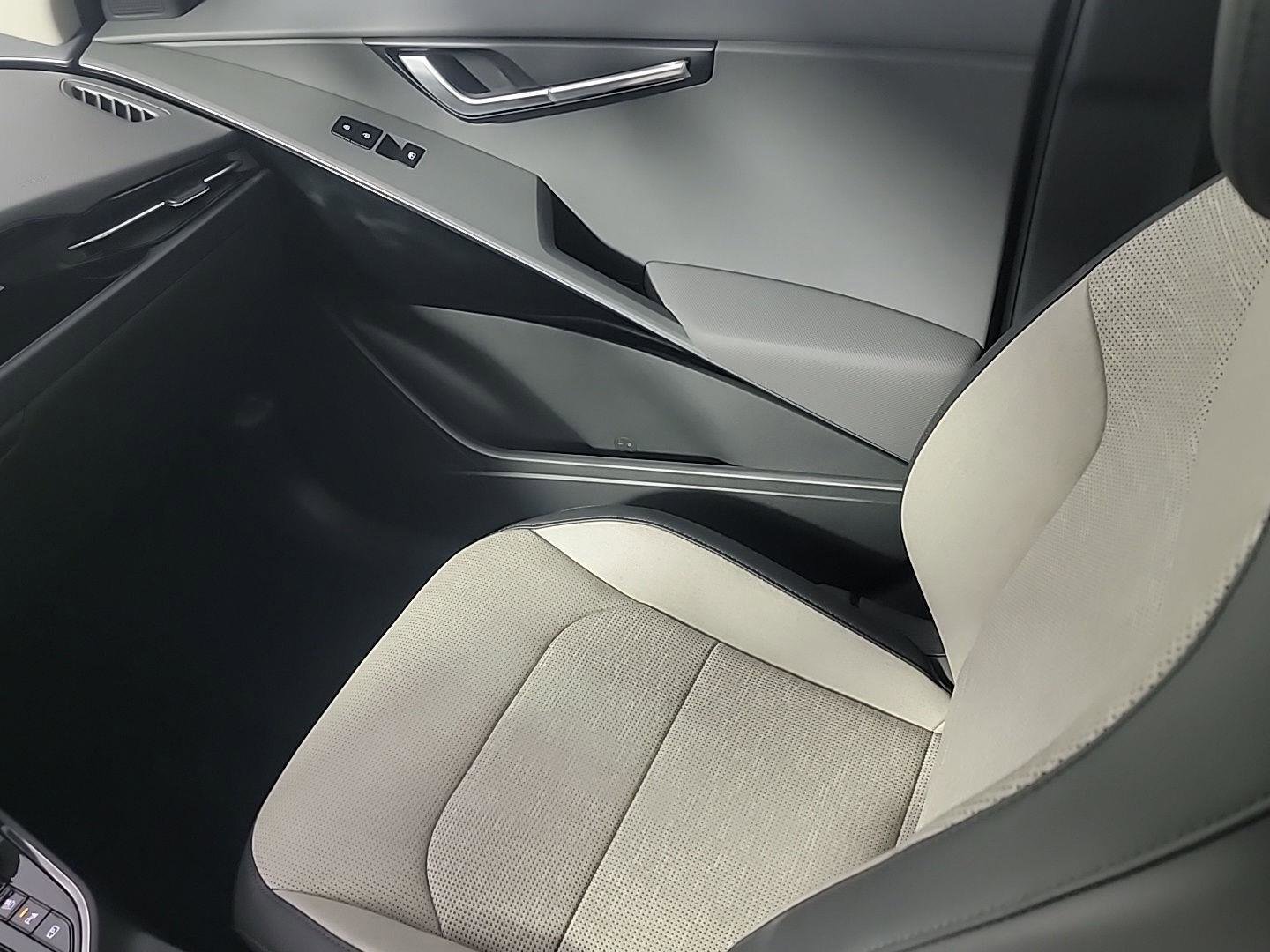 Used 2025 Kia Niro SX image 22