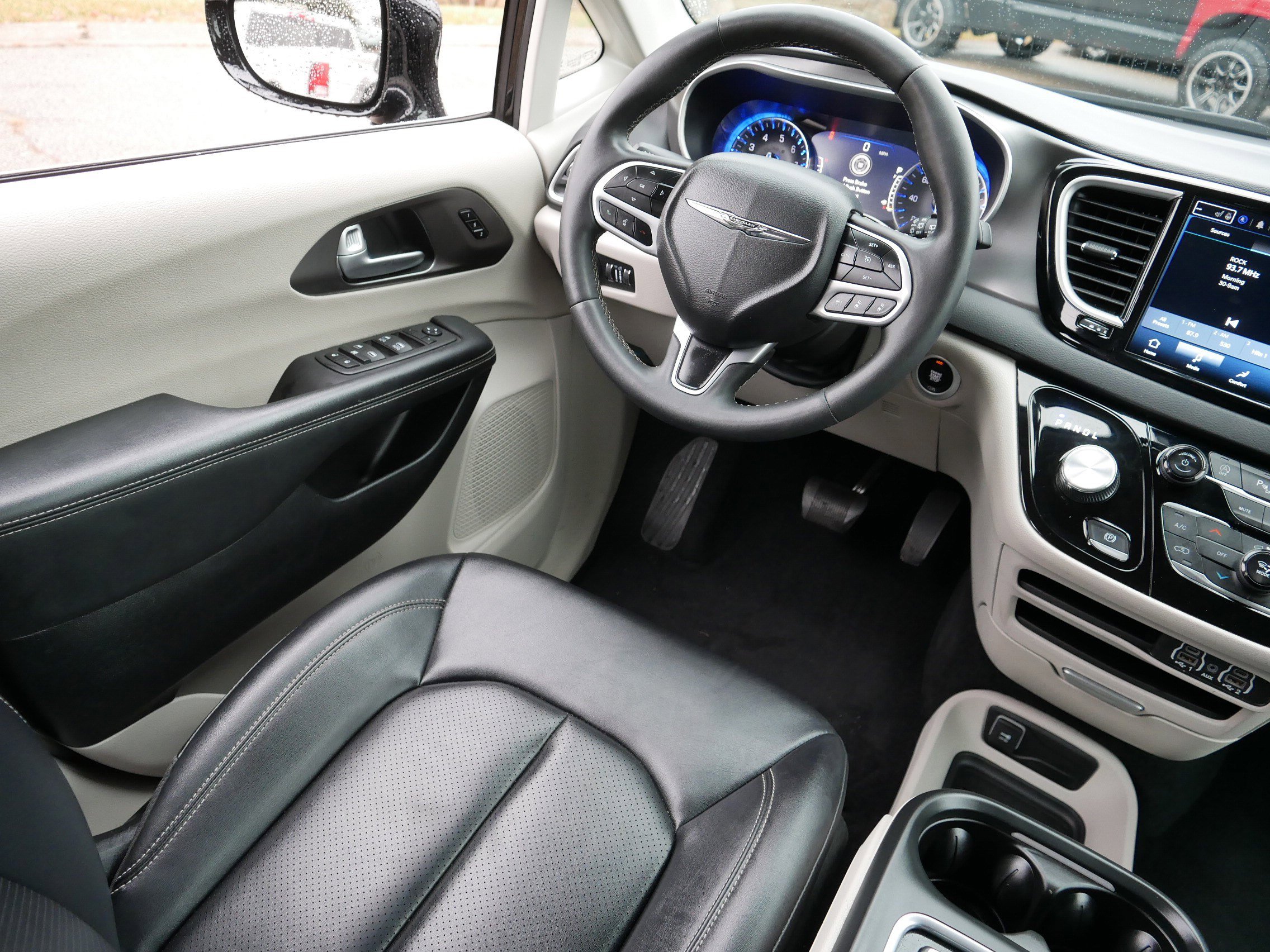 Certified 2024 Chrysler Pacifica Touring-L image 9