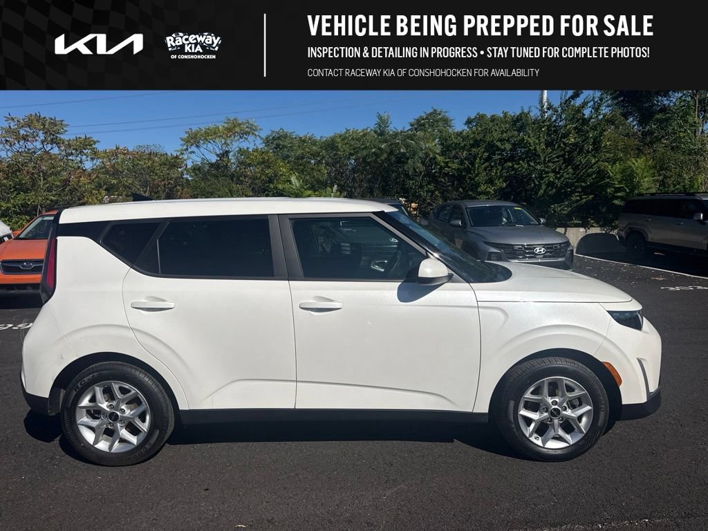 Certified 2023 Kia Soul LX w/ Option Group 015 FWD image 1