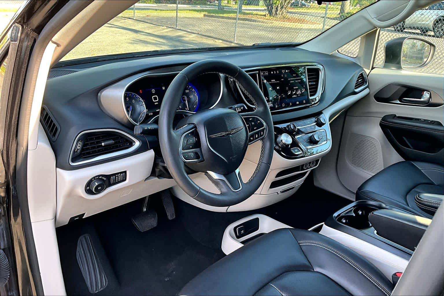 Used 2023 Chrysler Pacifica Touring-L FWD image 17