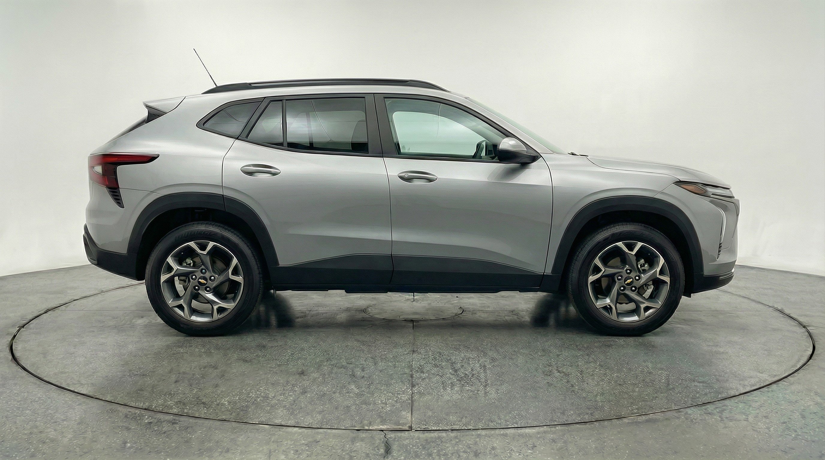 Used 2025 Chevrolet Trax LT FWD image 11