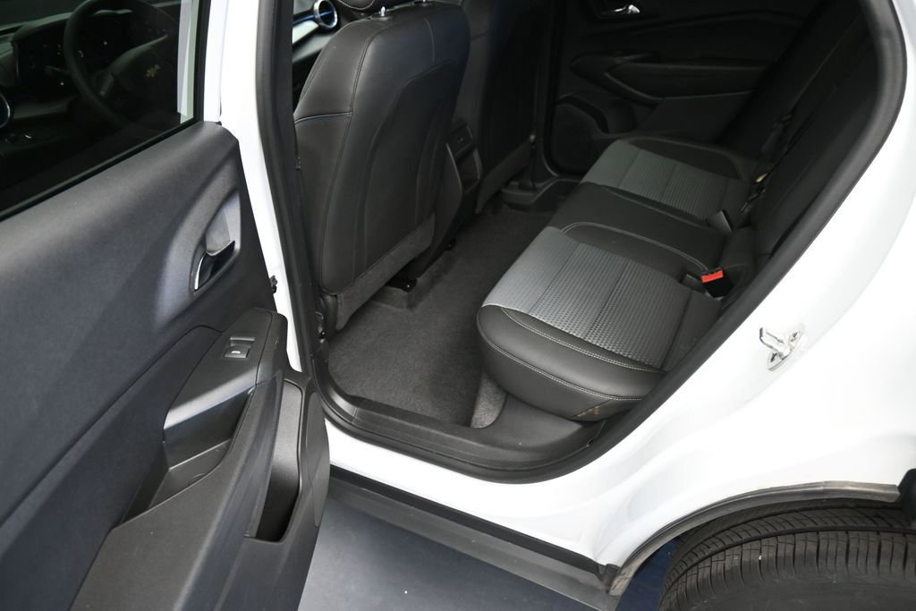 Used 2025 Chevrolet Trax LT FWD image 16