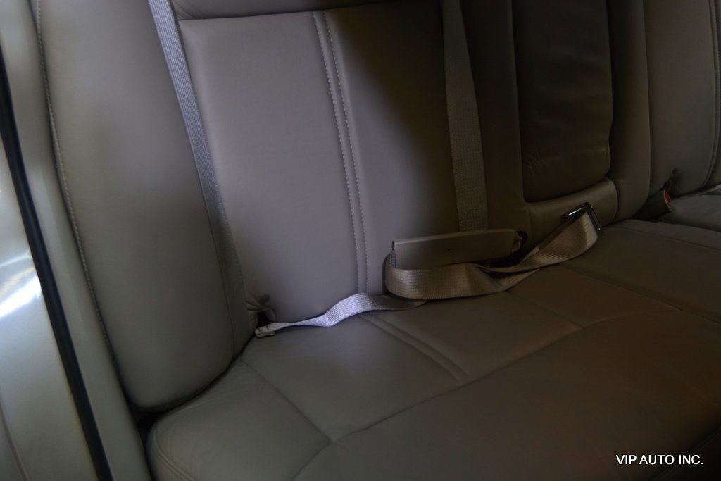 Used 2010 Lincoln Town Car Signature Limited image 24