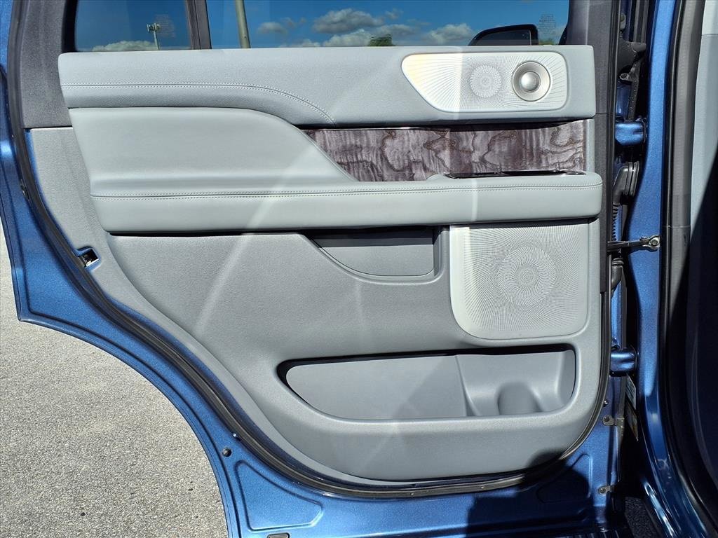 Used 2020 Lincoln Navigator Reserve w/ Luxury Package image 19