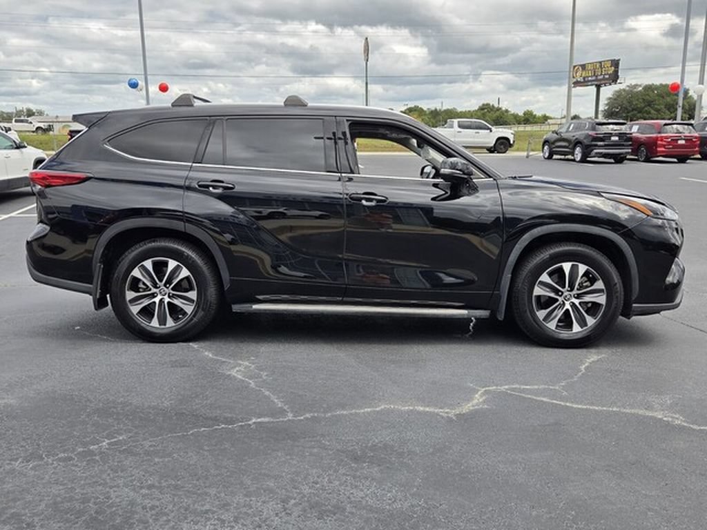 Used 2022 Toyota Highlander XLE FWD image 13