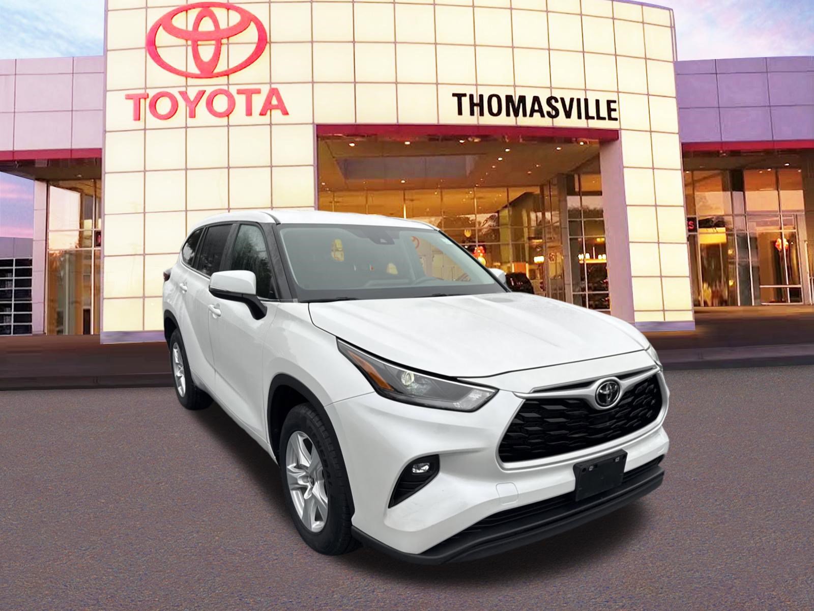 Used 2023 Toyota Highlander LE image 3