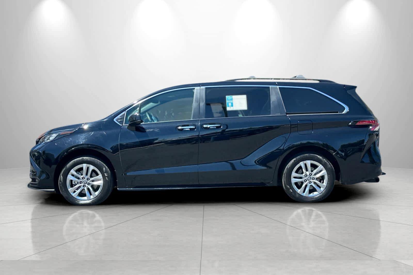 Used 2022 Toyota Sienna XLE Woodland Edition AWD/4WD image 5