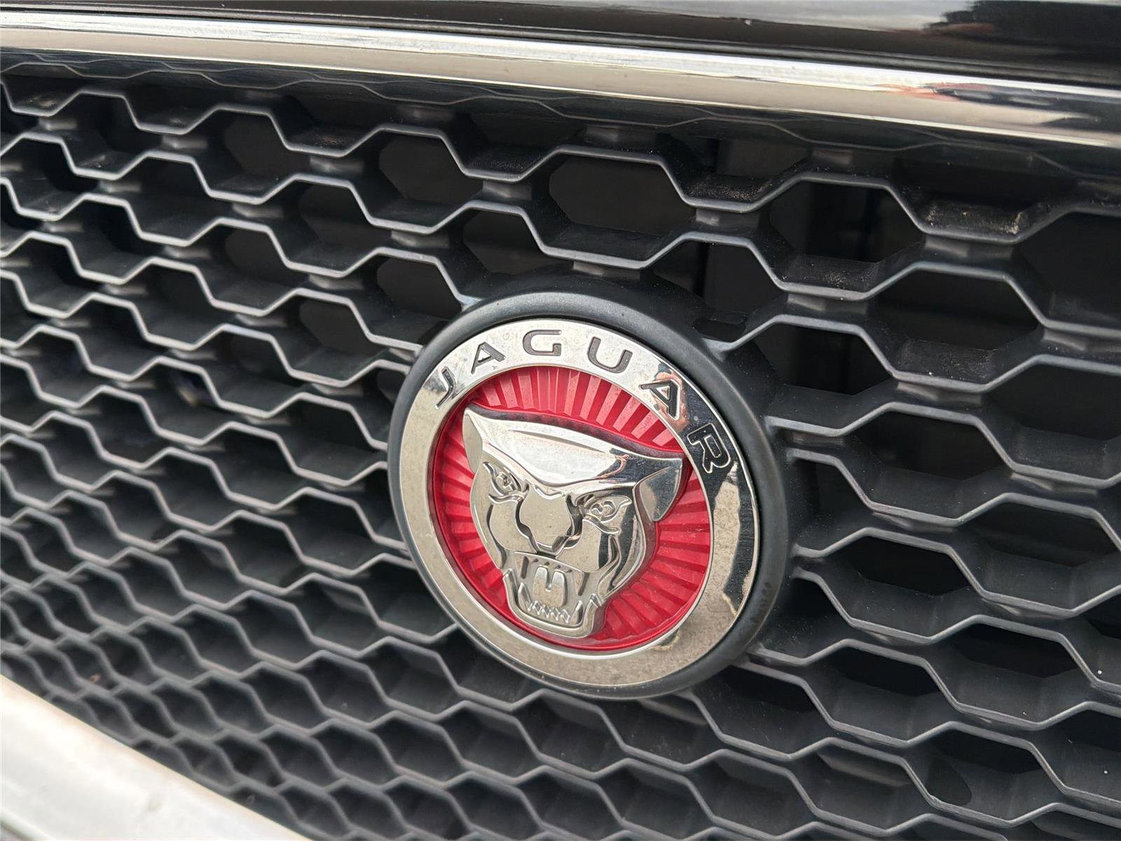 Used 2020 Jaguar XF Premium image 9