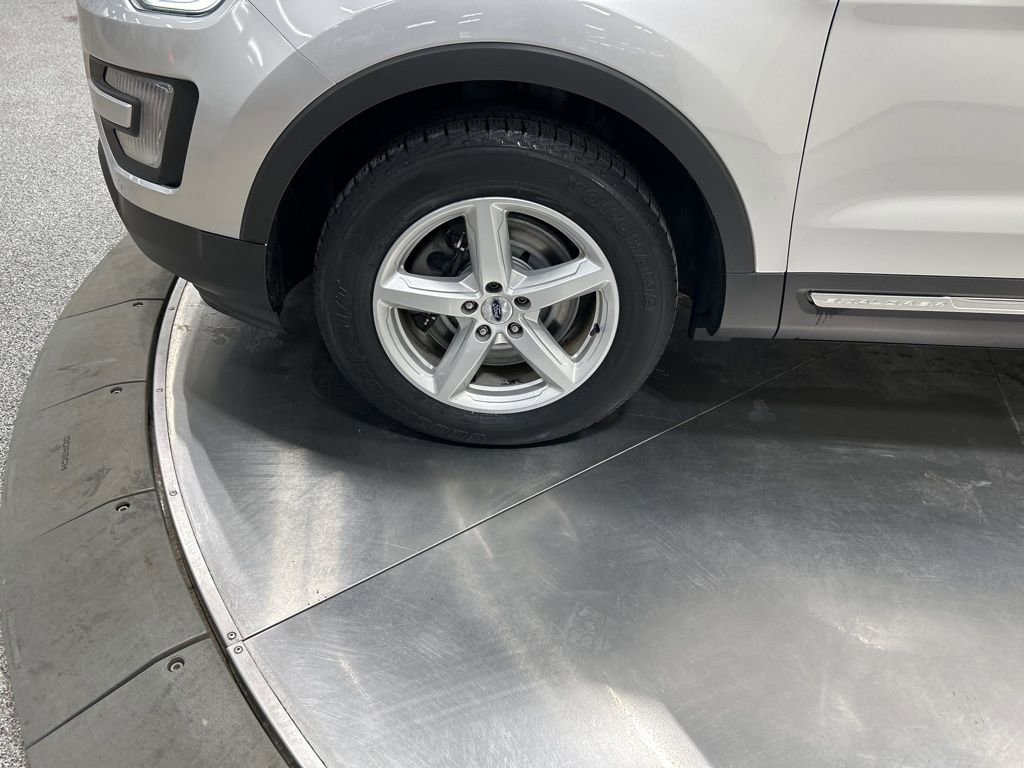 Certified 2017 Ford Explorer XLT w/ Equipment Group 202A image 33