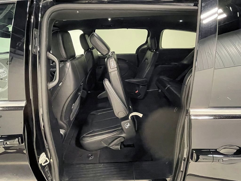 Used 2025 Chrysler Pacifica Select image 20
