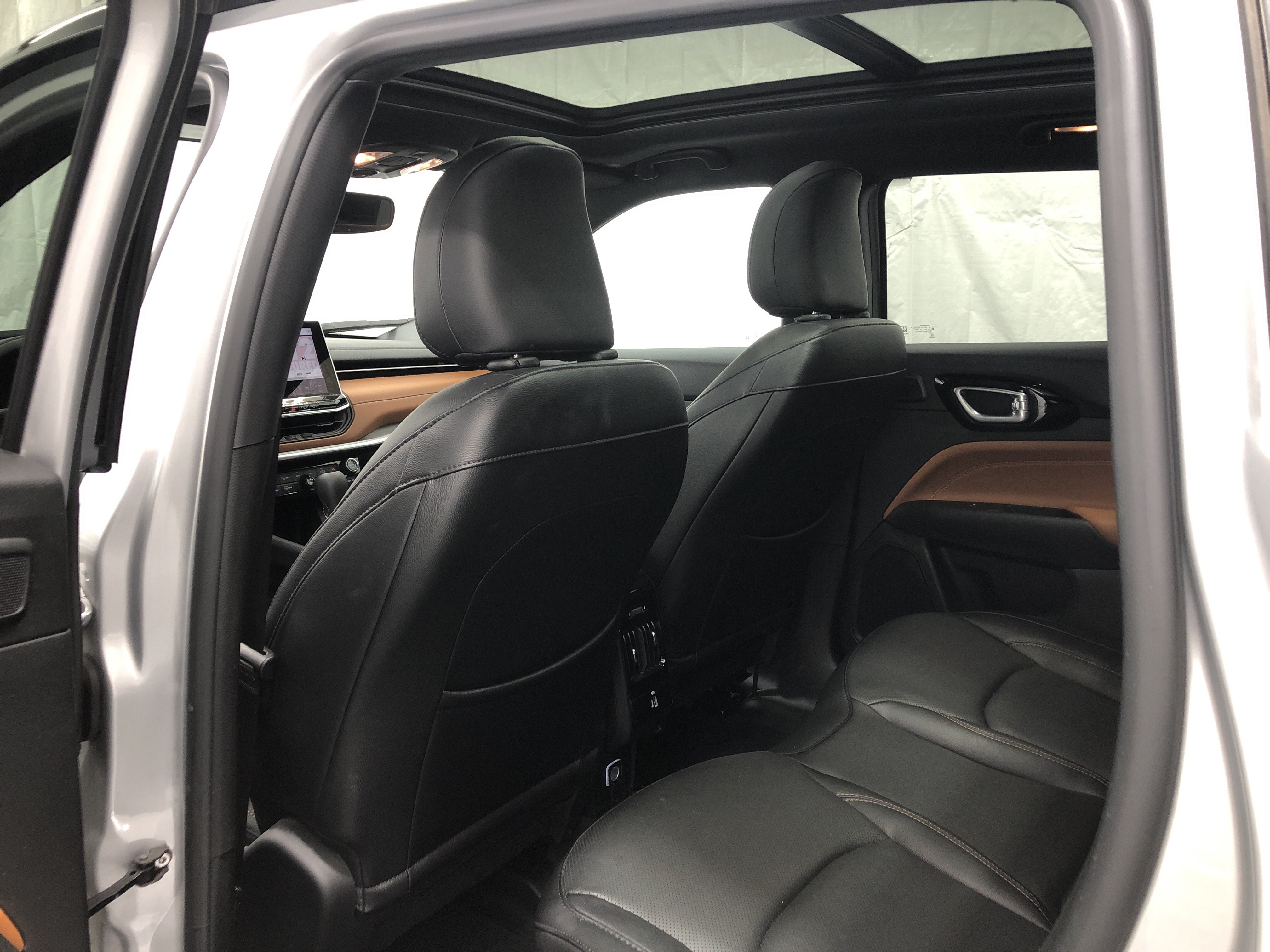 Certified 2024 Jeep Compass Limited w/ Elite Group AWD/4WD image 15