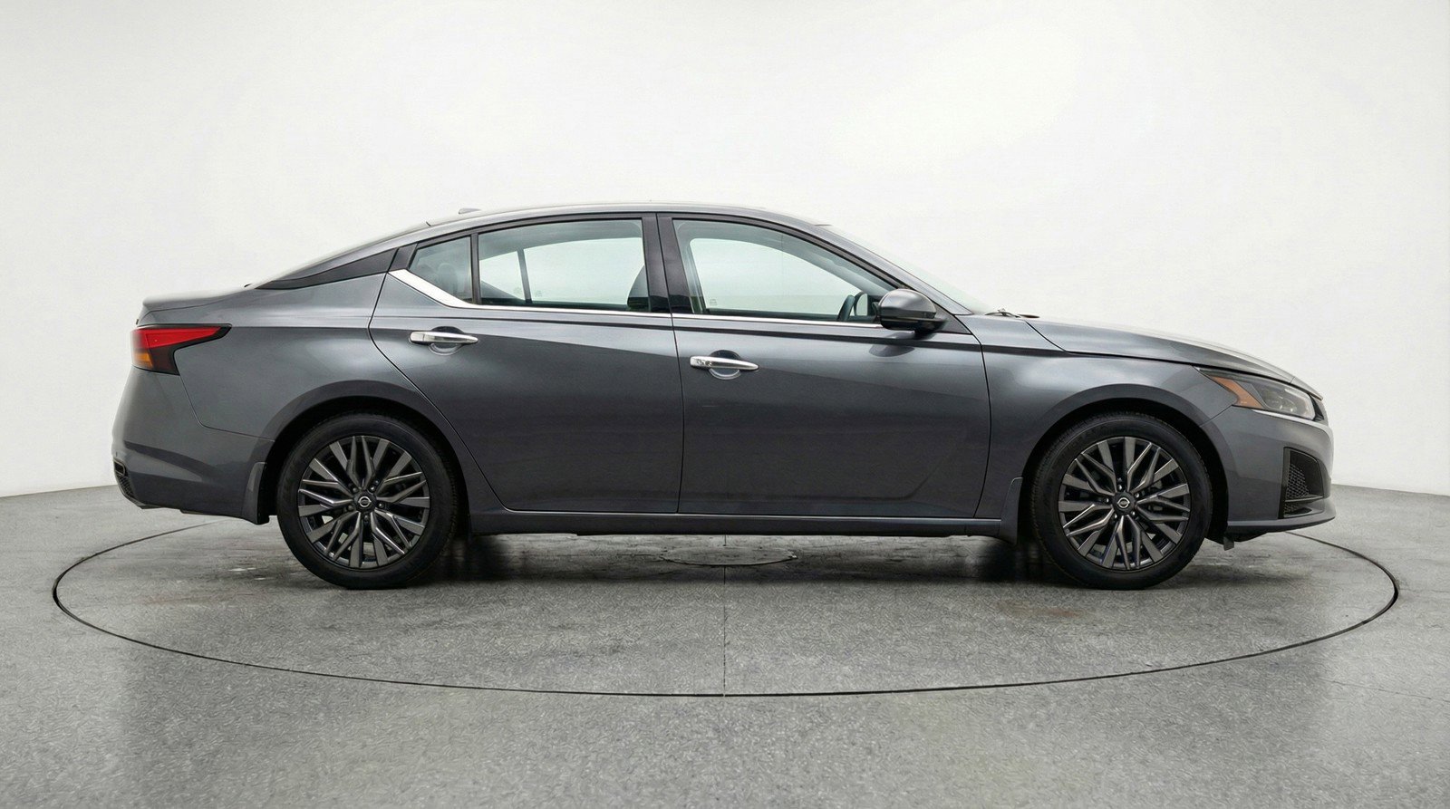 Used 2025 Nissan Altima 2.5 SV image 11