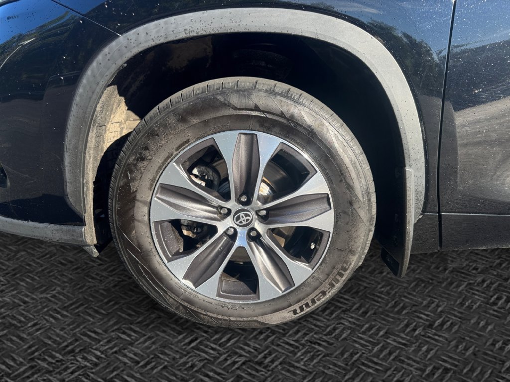 Used 2022 Toyota Highlander XLE AWD/4WD image 11