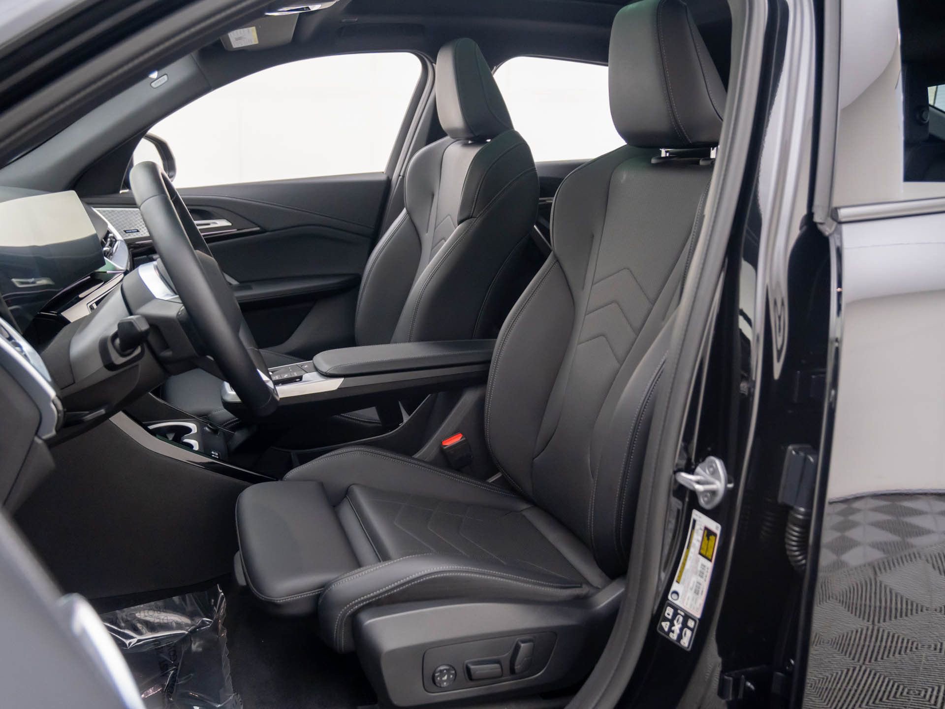 Certified 2025 BMW X2 xDrive28i w/ Premium Package image 17