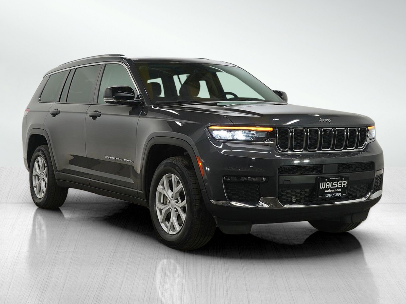 Used 2023 Jeep Grand Cherokee L Limited w/ Luxury Tech Group II image 7