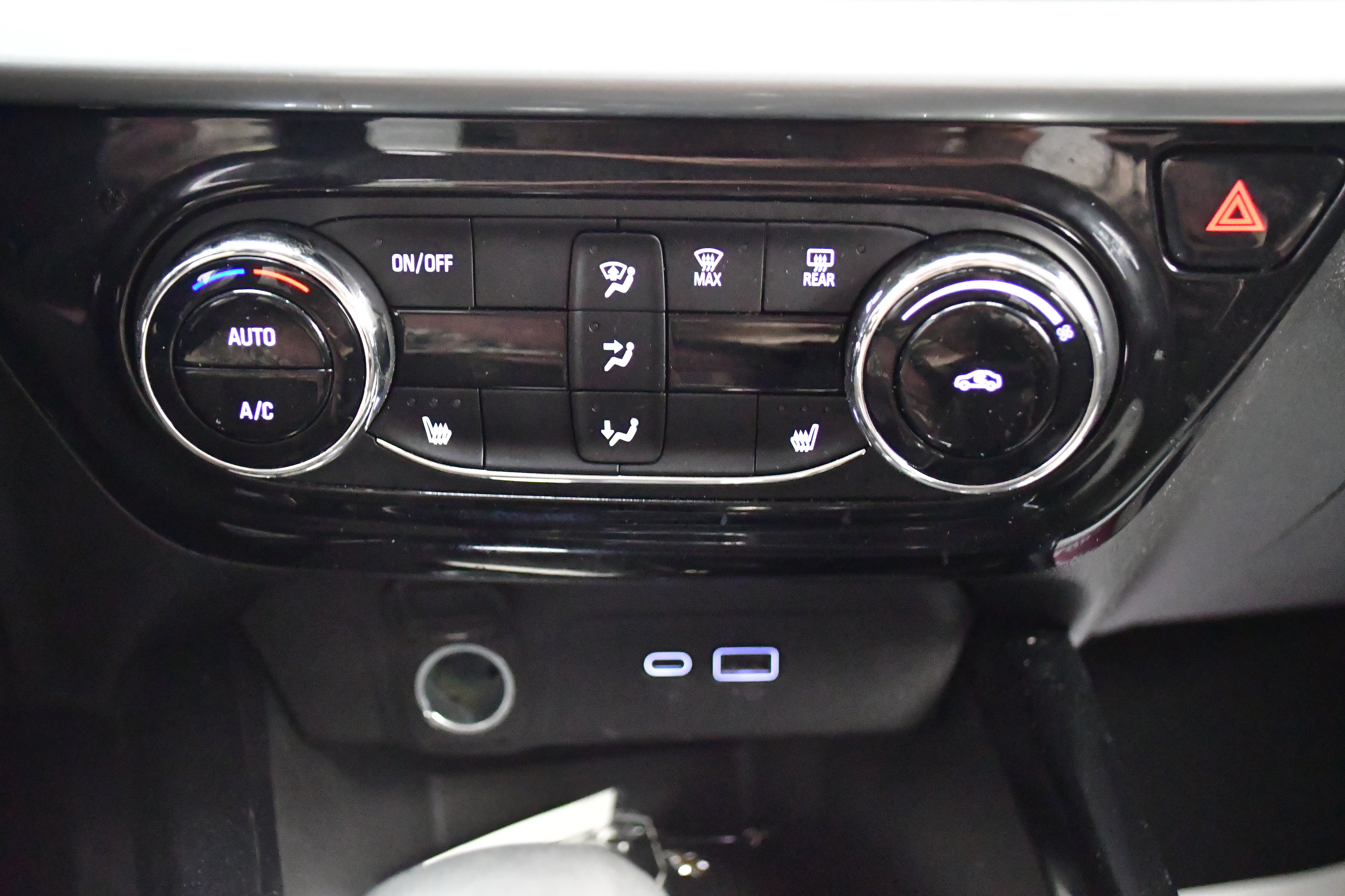 Used 2025 Chevrolet Trax LT w/ LT Convenience Package FWD image 31