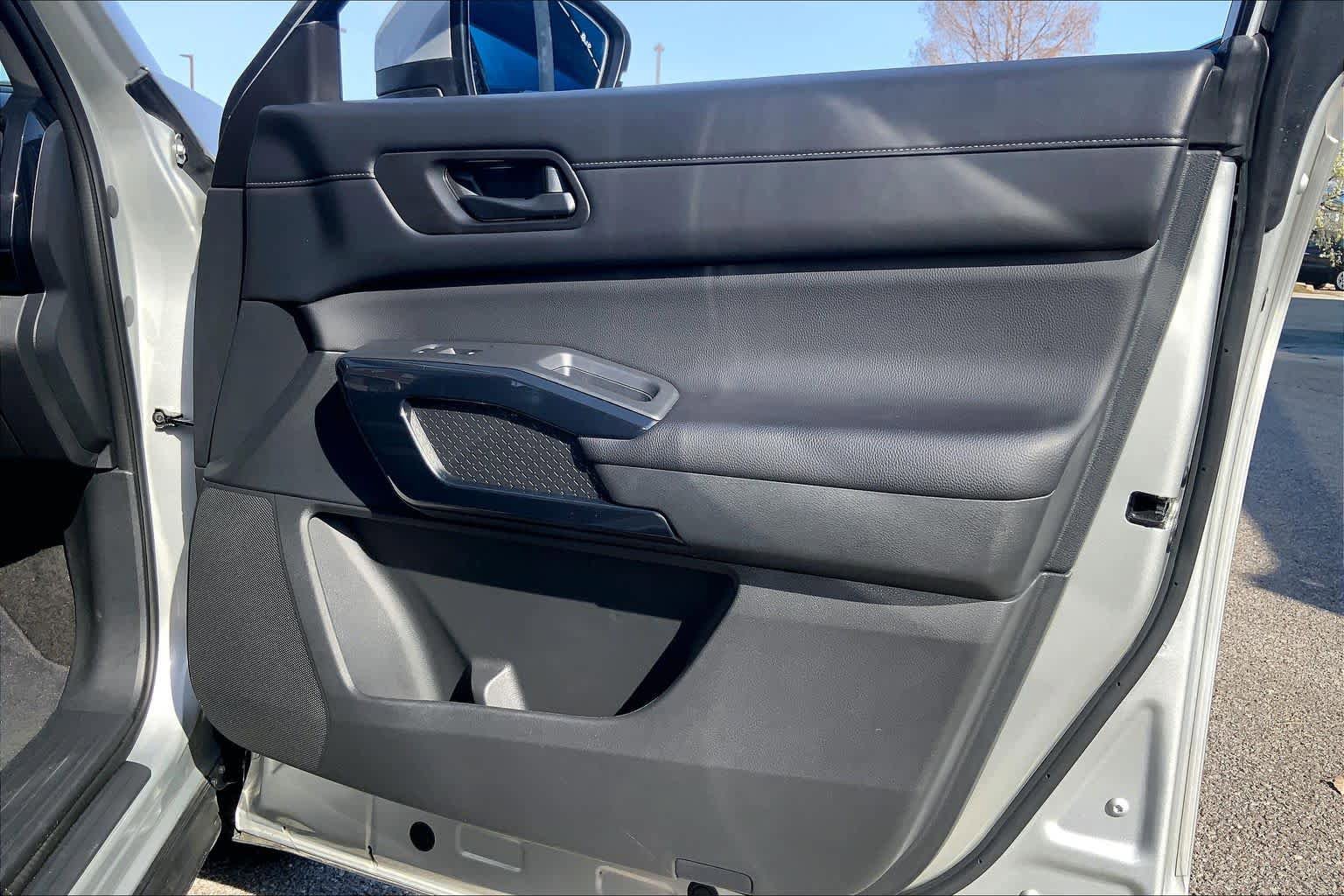 Used 2025 Nissan Pathfinder SV image 23