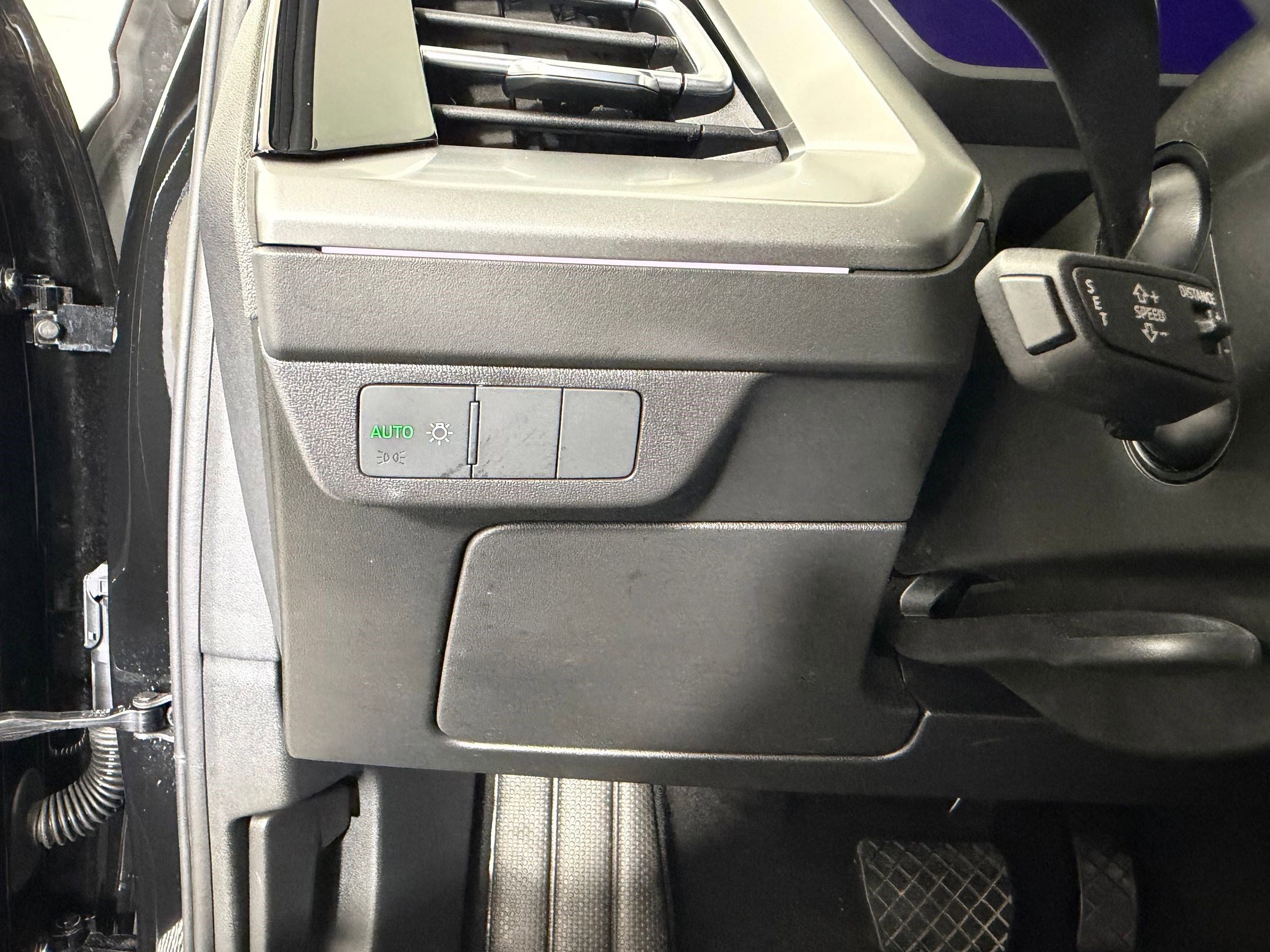 Used 2025 Audi Q4 e-tron Premium Plus image 17