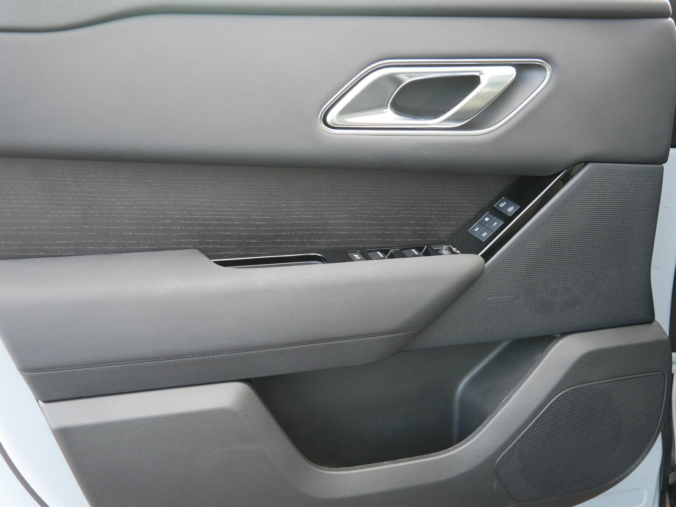 Used 2025 Land Rover Range Rover Velar Dynamic SE image 14